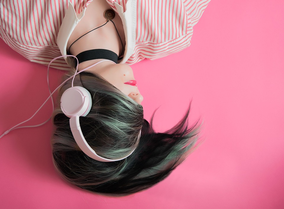 Kobieta wsłuchująca się w muzykę