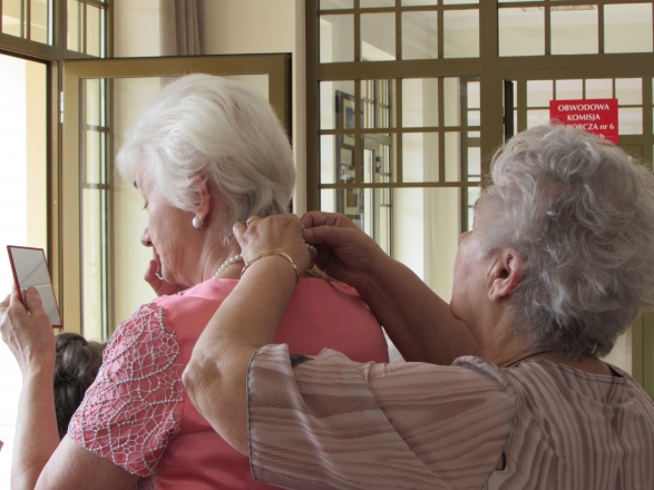 Seniorki podczas sesji z makijażystką
